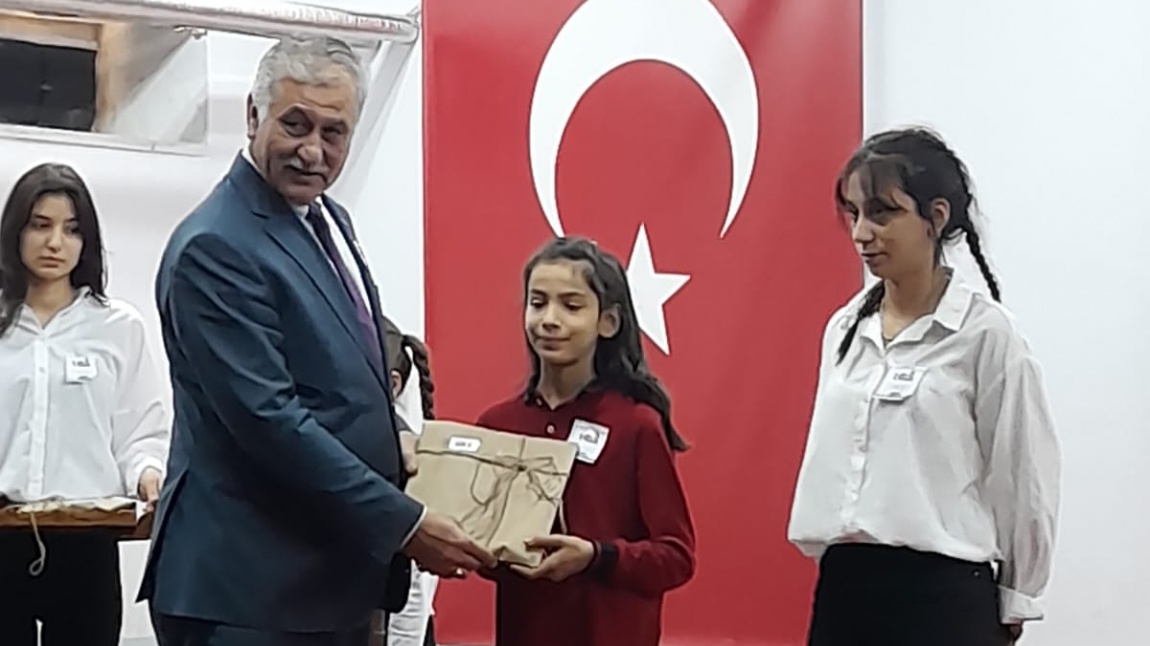 10 Kasım Atatürk'ü Anma Günü kapsamında düzenlenen şiir yarışmasında  öğrencimiz ikinci olmuştur.